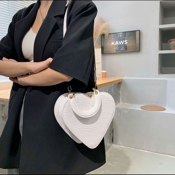 White Heart shaped Purse handbag - Picture 1 of 10